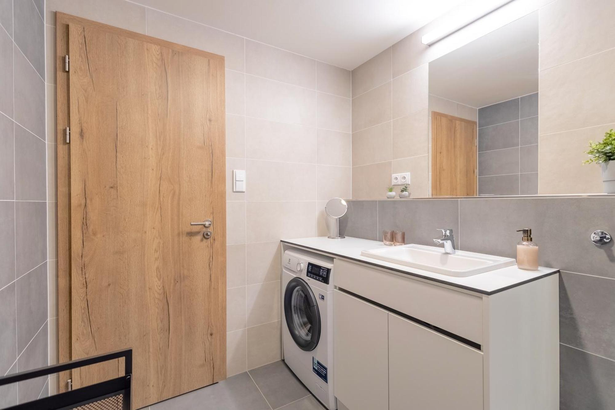 Апартаменти Bright 2Br - 4Th Floor, Balcony, Free Parking By Gravity Прага Екстер'єр фото